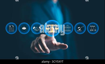 Juriste professionnel avec icônes de justice. Un professionnel du droit adapté touche des icônes virtuelles symbolisant le droit, la justice et les services juridiques. Banque D'Images