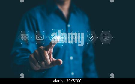 SaaS ou concept de logiciel en tant que service. Homme d'affaires interagissant avec des icônes numériques pour SaaS, IA, programmation, sécurité, gestion de serveur, Banque D'Images