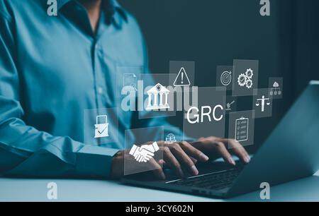 Concept GRC. Gouvernance risque et conformité, homme d'affaires avec gouvernance GRC, risques, icônes de conformité, gestion organisationnelle et réglementation Banque D'Images