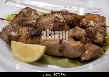 Prise du jour, thon grillé sur des brochettes sur le marché quotidien aux poissons de Marsala, Sicile, savoureux repas de rue en Italie, gros plan Banque D'Images