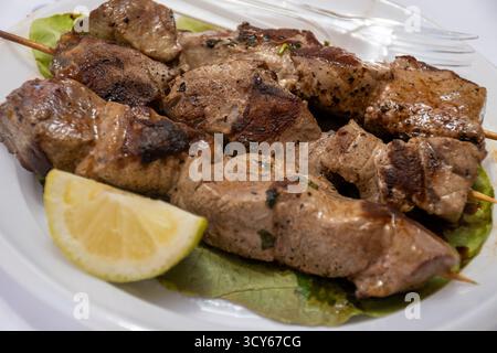 Prise du jour, thon grillé sur des brochettes sur le marché quotidien aux poissons de Marsala, Sicile, savoureux repas de rue en Italie, gros plan Banque D'Images