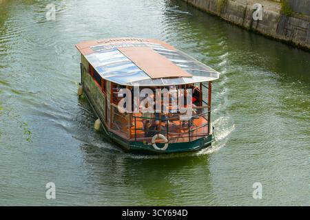 Bateaux touristiques sur la rivière Ljubljanica dans la vieille ville de Ljubljana, Slovénie Banque D'Images