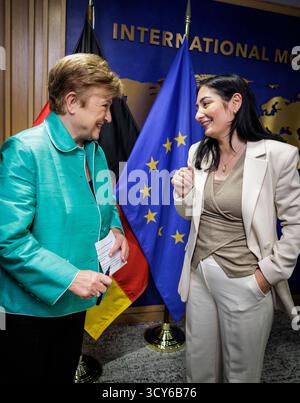 Reem Alabali Radovan SPD, Bundesministerin fuer wirtschaftliche Zusammenarbeit und Entwicklung, aufgenommen im Rahmen ihrer Teilnahme an der Jahrestagung der Weltbank und des IWF in Washington. Hier mit BM Klingbeil und Kristalina Georgieva Geschaeftsfuehrerin Internationaler Waehrungsfonds BEI der Zeichnungszeremonie mit dem IWF anlaesslich der Verkuendung neuer Mittel fuÌˆr den öIWF Capacity Development Fund. öFotografiert im Auftrag des Bundesentwicklungsministeriums Washington États-Unis *** Reem Alabali Radovan SPD , ministre fédéral de la coopération économique et du développement, photograp Banque D'Images