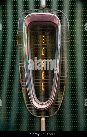 Grille de voiture rouillée antique Ford Edsel sur fond métallique vert Banque D'Images