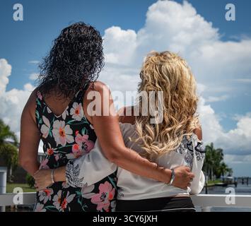 deux jeunes femmes meilleures amies depuis le lycée Banque D'Images