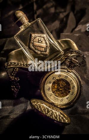 Bacau, Roumanie, 24 juin 2015 : une montre de poche vintage « Picador » avec des engrenages apparents et des chiffres romains se trouve à côté d’une bouteille d’eau sacrée. Banque D'Images