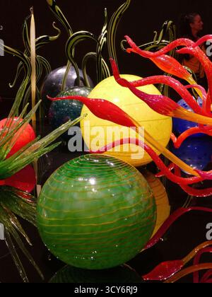 SEATTLE - APR 25, 2025 - des œuvres d'art en verre vibrantes avec des sphères colorées, des formes semblables à des plantes et des lignes tourbillonnantes, créant une comp dynamique et abstraite Banque D'Images