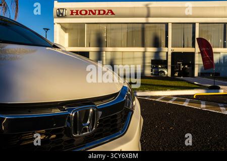 Marilia, SP, Brésil, 29 mai 2025. Gros plan d'une voiture Honda blanche présentant la calandre, le phare et le logo de la marque devant une concession im Marilia Banque D'Images