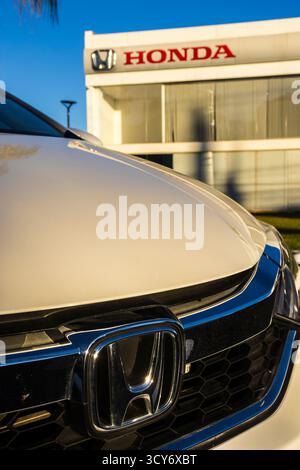Marilia, SP, Brésil, 29 mai 2025. Gros plan d'une voiture Honda blanche présentant la calandre, le phare et le logo de la marque devant une concession im Marilia Banque D'Images