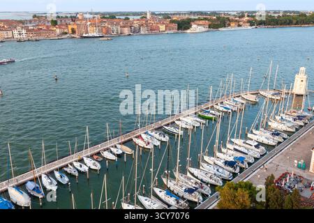 Yachts amarrés dans la marina sur Isola San Giorgio Maggiore, Bacino San Marco, Venise, Vénétie Italie au coucher du soleil, vue sur la lagune à Castello Banque D'Images