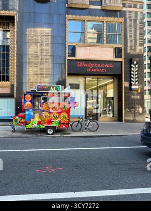 Un food truck est garé devant une pharmacie Walgreens. Le camion est décoré avec une variété de dessins colorés, et il est garé sur le côté de th Banque D'Images
