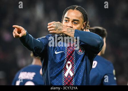 Paris, France, France. 17 octobre 2025. Bradley BARCOLA du PSG célèbre son but lors du match de Ligue 1 entre le Paris Saint-Germain (PSG) et le RC Strasbourg au stade du Parc des Princes le 17 octobre 2025 à Paris. (Crédit image : © Matthieu Mirville/ZUMA Press Wire) USAGE ÉDITORIAL SEULEMENT ! Non destiné à UN USAGE commercial ! Banque D'Images