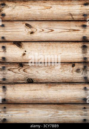 Fond de planches en bois disposées horizontalement avec têtes de clous visibles, texture du bois et nœuds. Texture en bois léger. Banque D'Images