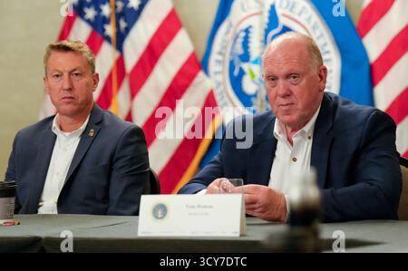 Tom Homan, le tsar frontalier de la Maison Blanche, à droite, s'adresse aux participants à la conférence des chefs de patrouille frontalière des États-Unis à San Diego, Calif. 19 août 2025. Rodney S. Scott, commissaire américain aux douanes et à la protection des frontières, est assis à gauche. Photo CBP de Jaime Rodriguez Banque D'Images