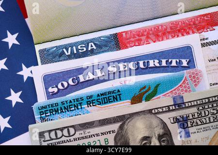 Green Card US permanent Resident USA. Carte de sécurité sociale, VISA États-Unis d'Amérique. Résultats DV de la loterie Visa de diversité électronique. Drapeau américain sur fond Banque D'Images