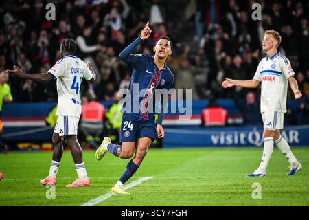 Paris, France, France. 17 octobre 2025. Senny MAYULU du PSG célèbre son but lors du match de Ligue 1 entre le Paris Saint-Germain (PSG) et le RC Strasbourg au stade du Parc des Princes le 17 octobre 2025 à Paris. (Crédit image : © Matthieu Mirville/ZUMA Press Wire) USAGE ÉDITORIAL SEULEMENT ! Non destiné à UN USAGE commercial ! Banque D'Images