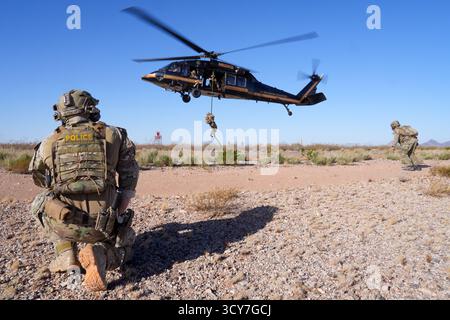 Opérations aériennes et maritimes des douanes et de la protection des frontières des États-Unis UH-60 les membres d'équipage et les agents du détachement des opérations spéciales de la patrouille frontalière du secteur de Tucson BORSTAR/BORTAC complètent la formation de compétences et de devises Fast Rope, suivie d'une mission de patrouille opérationnelle au sud-ouest de Tucson, le 10 mars 2025. Photo CBP de Jerry Glaser Banque D'Images