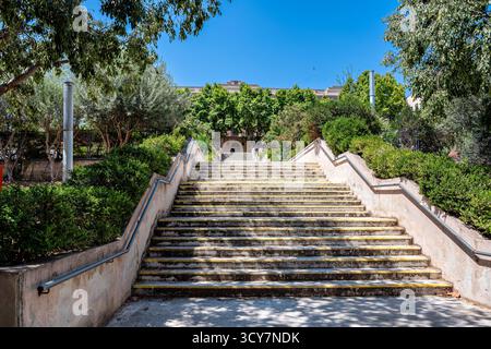 Grand escalier avec marches en pierre menant au bâtiment ci-dessus. Banque D'Images