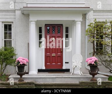 Porte d'entrée de la maison en stuc avec entrée portique Banque D'Images