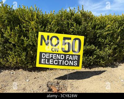 Panneau de campagne politique indiquant "non sur 50 - défendre des élections équitables" demandant le rejet de la proposition 50 - Californie, États-Unis - 17 octobre 2025 Banque D'Images