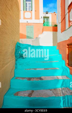 Ruelle peinte colorée, Chorio, île de Symi, îles du Dodécanèse, Grèce Banque D'Images
