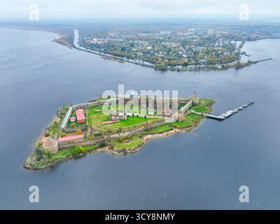 Large vue panoramique aérienne de l'île forteresse d'Oreshek dans le centre, avec l'eau et la ville lointaine en arrière-plan Banque D'Images
