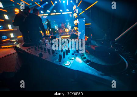 DJ console à une fête dans un club avant un concert Banque D'Images