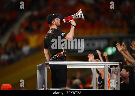 Brisbane, Australie. 17 octobre 2025. Le supporter du Brisbane Roar fait du bruit contre les supporters du Roar lors du match Brisbane Roar vs MacArthur au Suncorp Stadium. Note finale : Brisbane Roar 1 : 0 MacArthur FC crédit : SOPA images Limited/Alamy Live News Banque D'Images