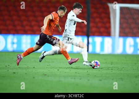 Brisbane, Australie. 17 octobre 2025. Georgios Vrakas de Brisbane Roar et Will McKay de MacArthur FC vus en action lors du match Brisbane Roar vs MacArthur au Suncorp Stadium. Note finale : Brisbane Roar 1 : 0 MacArthur FC crédit : SOPA images Limited/Alamy Live News Banque D'Images
