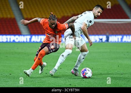 Brisbane, Australie. 17 octobre 2025. Youstin Salas de Brisbane Roar et Sime Grzan de MacArthur FC vus en action lors du match Brisbane Roar vs MacArthur au Suncorp Stadium. Score final : Brisbane Roar 1 : 0 MacArthur FC (photo Jacob Briant/SOPA images/Sipa USA) crédit : Sipa USA/Alamy Live News Banque D'Images