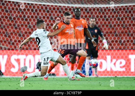 Brisbane, Australie. 17 octobre 2025. Harry Politidis du MacArthur FC et Jay O'Shea du Brisbane Roar vus en action lors du match Brisbane Roar vs MacArthur au Suncorp Stadium. Score final : Brisbane Roar 1 : 0 MacArthur FC (photo Jacob Briant/SOPA images/Sipa USA) crédit : Sipa USA/Alamy Live News Banque D'Images