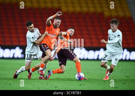 Brisbane, Australie. 17 octobre 2025. Anthony Caceres du MacArthur FC et Milorad Stajic du Brisbane Roar vus en action lors du match Brisbane Roar vs MacArthur au Suncorp Stadium. Score final : Brisbane Roar 1 : 0 MacArthur FC (photo Jacob Briant/SOPA images/Sipa USA) crédit : Sipa USA/Alamy Live News Banque D'Images