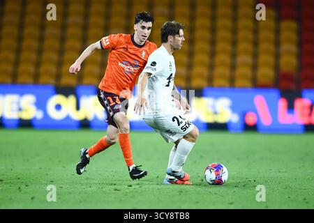 Brisbane, Australie. 17 octobre 2025. Henry Hore de Brisbane Roar et Luke Brattan de MacArthur vus en action lors du match Brisbane Roar vs MacArthur au Suncorp Stadium. Score final : Brisbane Roar 1 : 0 MacArthur FC (photo Jacob Briant/SOPA images/Sipa USA) crédit : Sipa USA/Alamy Live News Banque D'Images