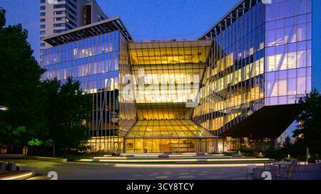 Roosevelt Island, New York, États-Unis d'Amérique - 15 octobre 2025 - architecture moderne en verre au coucher du soleil – Tata innovation Center, New York City Banque D'Images
