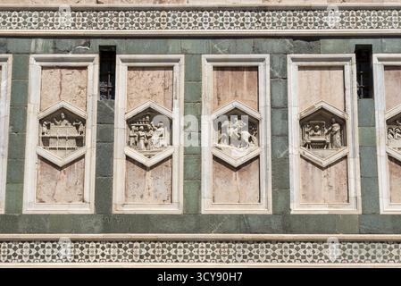Vue détaillée des reliefs sur le Campanile di Giotto, le clocher de la cathédrale de Santa Maria del Fiore, Florence, Toscane, Italie Banque D'Images