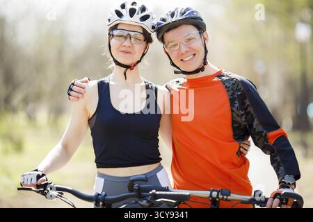 Portrait d'athlètes avec des vélos dans le parc pendant la journée Banque D'Images