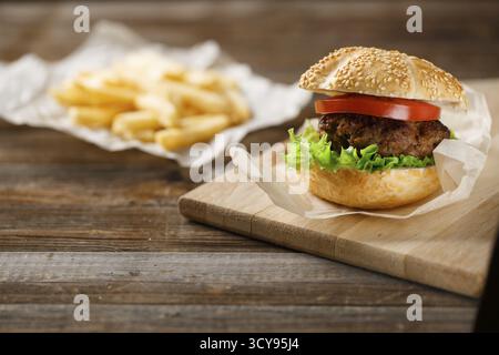 Des hamburgers faits maison et frites sur table en bois Banque D'Images