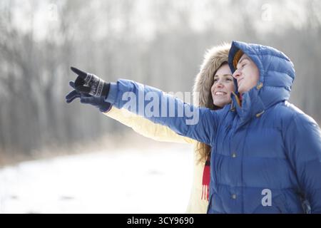 Jeune couple marchant dans un parc. Saison hivernale Banque D'Images