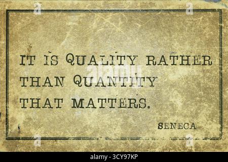 C'est la qualité plutôt que la quantité qui compte - ancient Roman philosophe Sénèque citer imprimé sur carton vintage grunge Banque D'Images