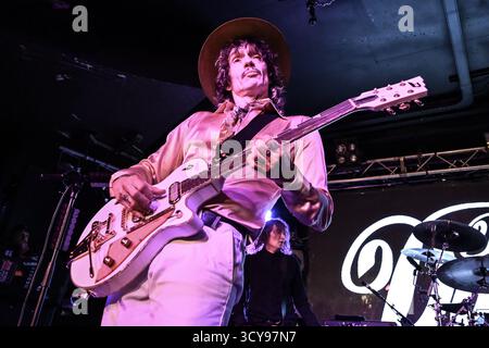Rome, Italie. 17 octobre 2025. Justin Hawkins de The Darkness se produit lors du concert Dreams on Toast Tour 2025 au Oriom Live Club à Ciampino, Rome, Italie, le 17 octobre 2025. (Photo de Domenico Cippitelli/NurPhoto) crédit : NurPhoto SRL/Alamy Live News Banque D'Images