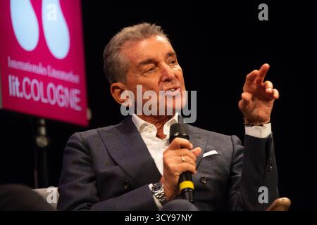 Michel Friedman, écrivain allemand, est sur la scène du COMEDIA Theater à Cologne, Allemagne, le 17 octobre 2025, lors de l'édition spéciale du festival lit.cologne (photo de Ying Tang/NurPhoto). Crédit : NurPhoto SRL/Alamy Live News Banque D'Images