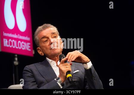 Michel Friedman, écrivain allemand, est sur la scène du COMEDIA Theater à Cologne, Allemagne, le 17 octobre 2025, lors de l'édition spéciale du festival lit.cologne (photo de Ying Tang/NurPhoto). Crédit : NurPhoto SRL/Alamy Live News Banque D'Images