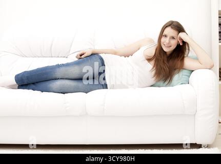 Portrait en pied d'une jeune femme couchée sur son oreiller Banque D'Images