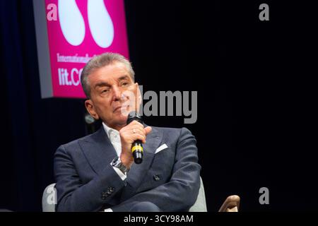 Michel Friedman, écrivain allemand, est sur la scène du COMEDIA Theater à Cologne, Allemagne, le 17 octobre 2025, lors de l'édition spéciale du festival lit.cologne (photo de Ying Tang/NurPhoto). Crédit : NurPhoto SRL/Alamy Live News Banque D'Images