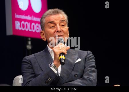 Michel Friedman, écrivain allemand, est sur la scène du COMEDIA Theater à Cologne, Allemagne, le 17 octobre 2025, lors de l'édition spéciale du festival lit.cologne (photo de Ying Tang/NurPhoto). Crédit : NurPhoto SRL/Alamy Live News Banque D'Images