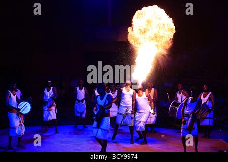 Les artistes du Tamil Nadu interprètent Thappattam Kalai lors du Lok rang 2025 au Jawahar Kala Kendra à Jaipur, Rajasthan, Inde, le 16 octobre 2025. (Photo de Vishal Bhatnagar/NurPhoto)0 crédit : NurPhoto SRL/Alamy Live News Banque D'Images
