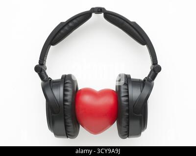 Ensemble de casque noir avec coeur rouge isolé sur blanc Banque D'Images