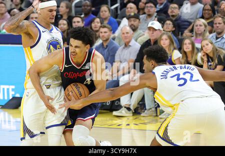 San Francisco, États-Unis. 17 octobre 2025. Kobe Sanders (C) des Clippers de Los Angeles participe au match de pré-saison NBA 2025-2026 entre les Golden State Warriors et les Clippers de Los Angeles à San Francisco, aux États-Unis, le 17 octobre 2025. Crédit : Arthur Dong/Xinhua/Alamy Live News Banque D'Images