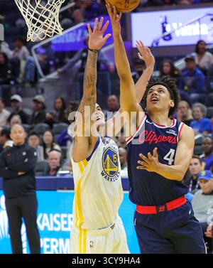 San Francisco, États-Unis. 17 octobre 2025. Kobe Sanders (R) des Clippers de Los Angeles se lance dans un match de pré-saison 2025-2026 entre les Golden State Warriors et les Clippers de Los Angeles à San Francisco, aux États-Unis, le 17 octobre 2025. Crédit : Arthur Dong/Xinhua/Alamy Live News Banque D'Images