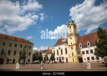 La place principale (Hlavné námestie) et l'ancien hôtel de ville un jour d'été - Bratislava, Slovaquie Banque D'Images
